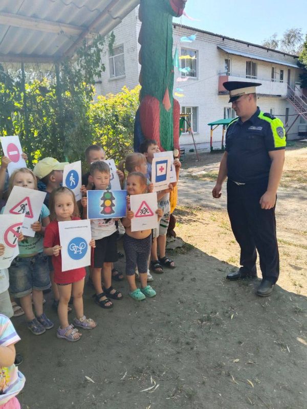 Сотрудники ОГИБДД ОМВД России "Краснолучский" провели специализированное занятие по безопасности дорожного движения в Миусинском детском саду №69 "Колосок"