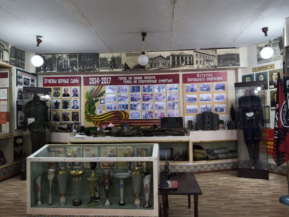 В Кировском историко-художественном музее продолжаются работы по сборке ранее поставленного музейного оборудования (витрин) от ООО «ДВК Элит» город Санкт-Петербург