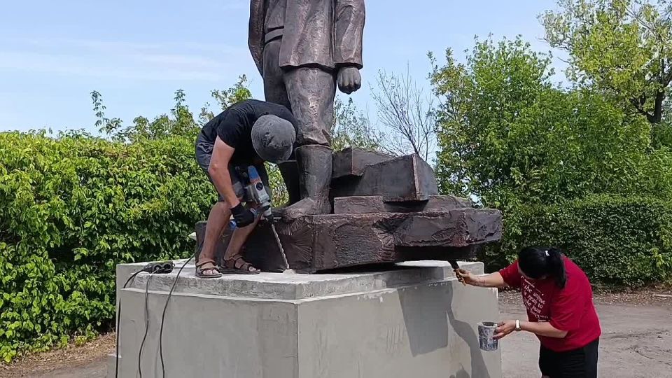 На въезде в Кировск установлена новая скульптура Шахтера
