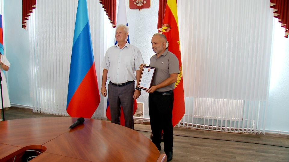 В преддверии Дня строителя глава Краснодонского муниципального округа Сергей Козенко вручил благодарственные письма работникам отрасли