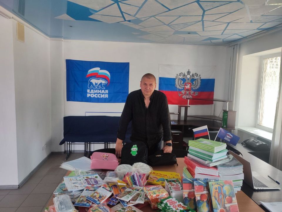 "Собери ребенка в школу"!. В рамках партийного проекта «Новая школа» под названием «Собери ребенка в школу» депутат партии «ЕДИНАЯ РОССИЯ» Андрей Скрипник закупил и передал канцелярские принадлежности (рюкзаки, тетради...