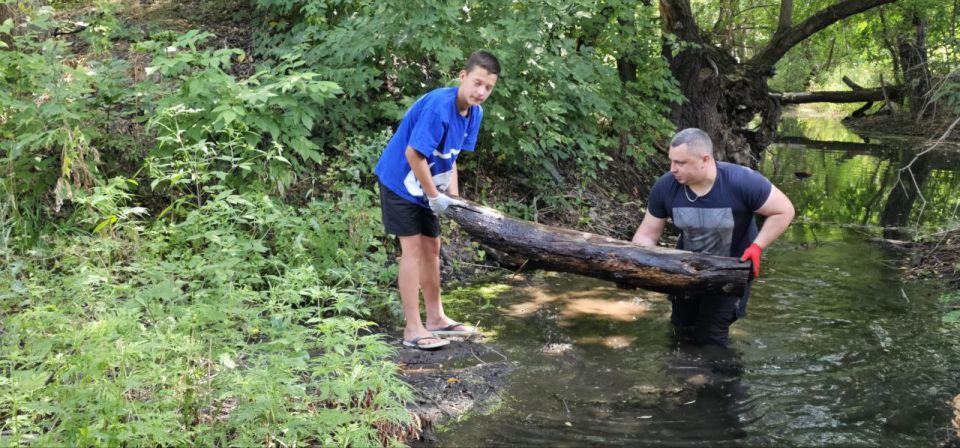 Активисты партийного проекта "Чистая страна" провели акцию на реке Миусик