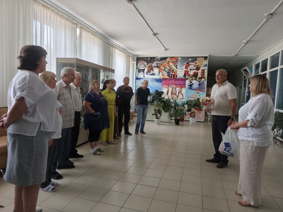 Сегодня секретарь местного отделения Партии «Единая Россия» Владимир Шавлай посетил Молодогвардейскую детско-юношескую спортивную школу, чтобы поздравить тренерский состав с Днем физкультурника