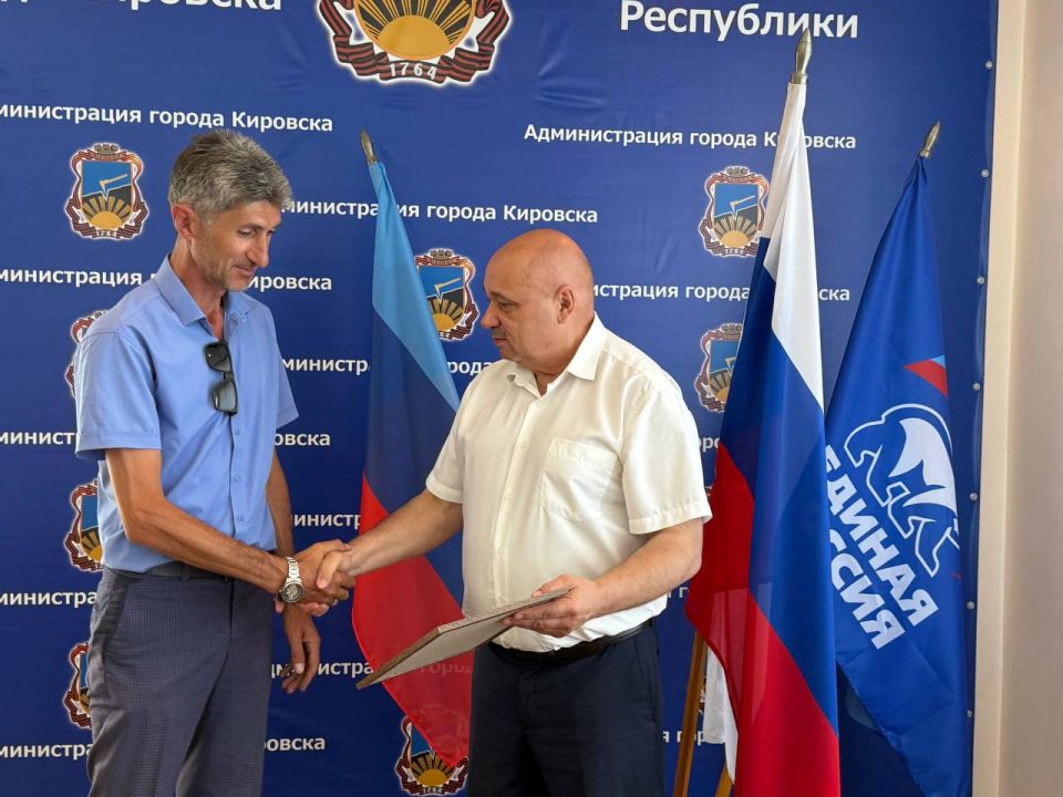 Кировские единороссы поздравили строителей с профессиональным праздником