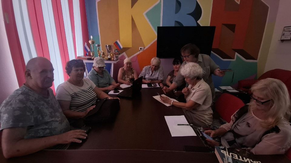 В Перевальском районном Дворце культуры состоялось увлекательное событие: курсы рисования и компьютерной грамотности, организованные в рамках проекта "Активное долголетие" Благотворительного фонда "БлагоДарите"