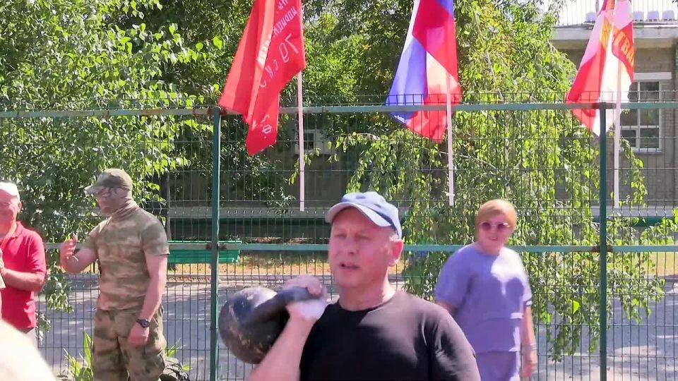 Свердловские правоохранители приняли участие в городском спортивном празднике в преддверии Дня физкультурника