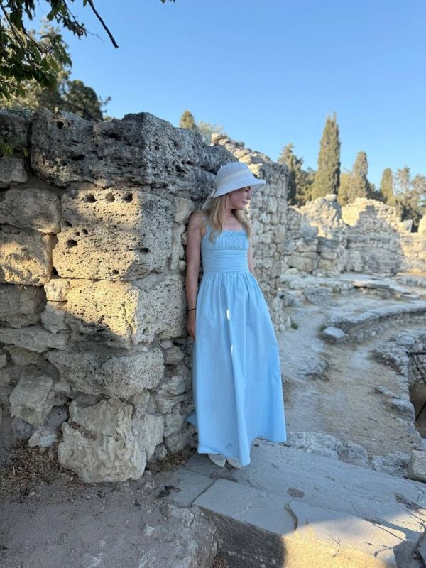 Дарья Лантратова: Вместо свечей — живые цветы, вместо купола — небо, вместо кондиционера — морской бриз