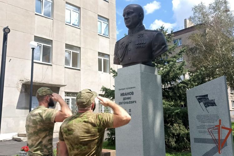 В ЛНР росгвардейцы почтили память Героя России Дениса Иванова