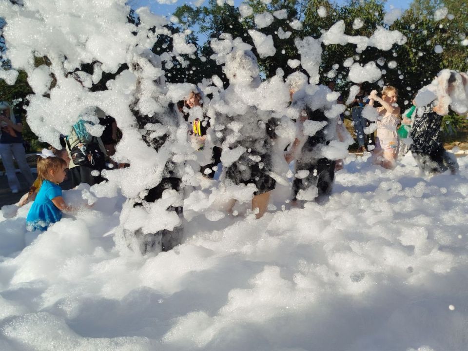 В Малоивановском Доме культуры состоялась пенная вечеринка, которая объединила множество людей, создав атмосферу веселья и праздника