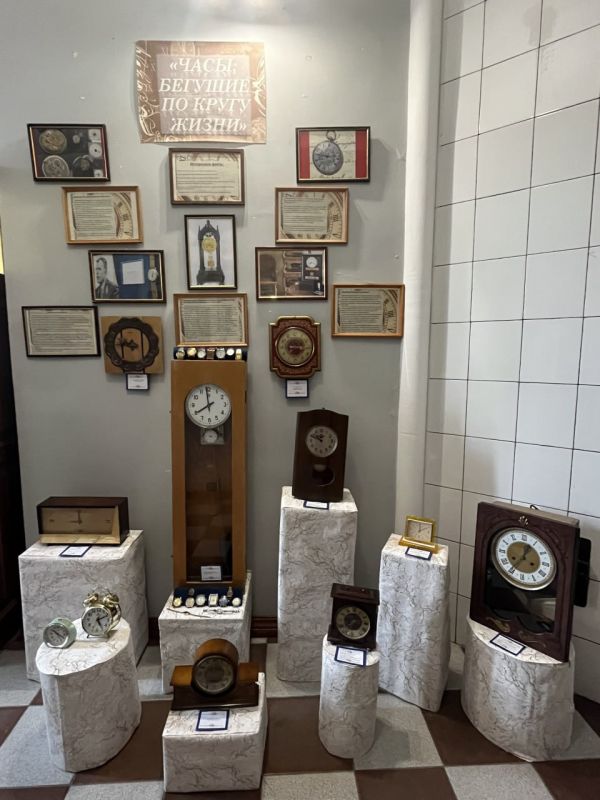 В Мемориальном музее имени Бориса Гринченко начала свою работу выставка под символичным названием «Часы, бегущие по кругу жизни»