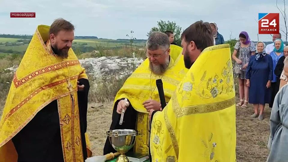 Молебен в честь дня рождения святителя Николая Чудотворца прошел в Новоайдаре на «Бараньих Лбах» у часовни святому