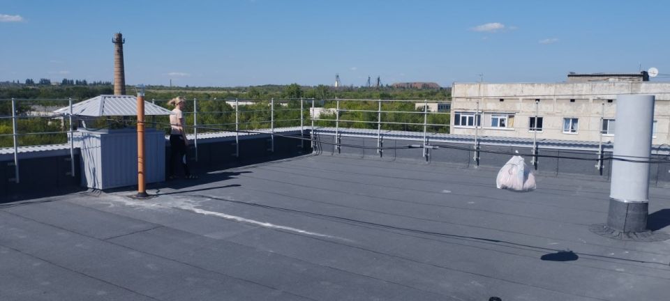 Сергей Козенко: В Краснодоне завершены работы по капитальному ремонту кровли многоквартирных домов по адресам: кв. Шевченко, д. 38 и кв. Лесной, д. 2. Работы выполнены в рамках специального инфраструктурного проекта...