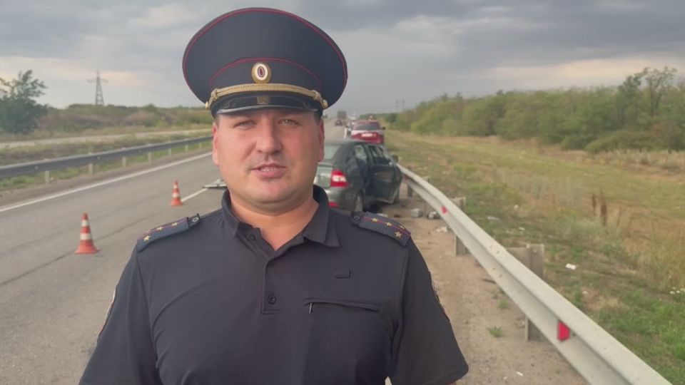 Сотрудники полиции разбираются в обстоятельствах ДТП, в котором пострадали пять человек