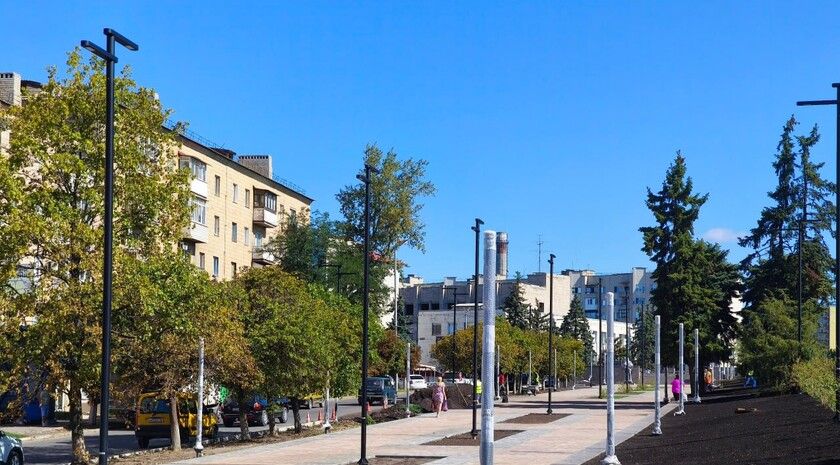 Организация «Артстрой» продолжает работы по благоустройству Аллеи Дружбы в Краснодоне