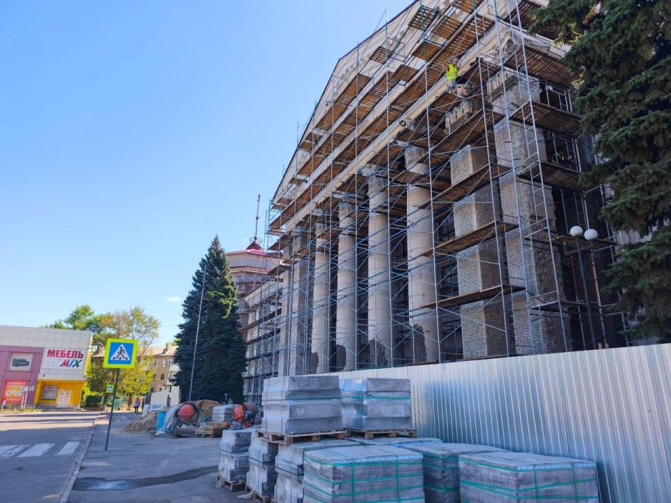 Сергей Козенко: В рамках реализации специального инфраструктурного проекта, шефом-регионом Тюменской областью продолжаются работы по капитальному ремонту фасада Краснодонского Дворца культуры имени «Молодой гвардии»