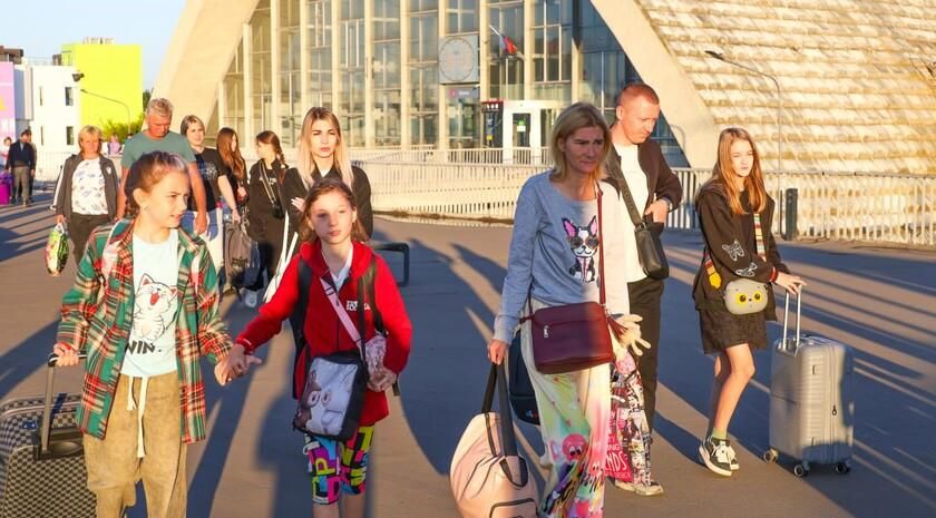 Председатель Народного Совета ЛНР Денис Мирошниченко помог отправить на отдых в Беларусь около 30 юных жителей региона, в том числе детей участников