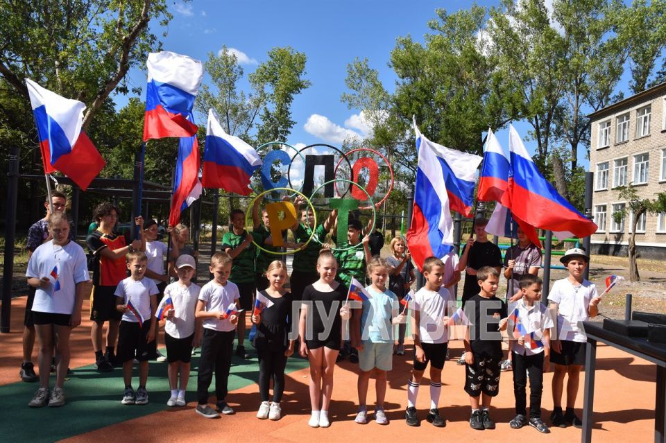 В стахановской школе открыли новую спортивную площадку