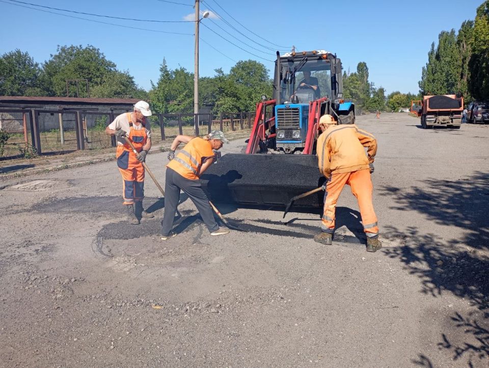 На улице Левченко в Алмазной начался ямочный ремонт дорожного покрытия
