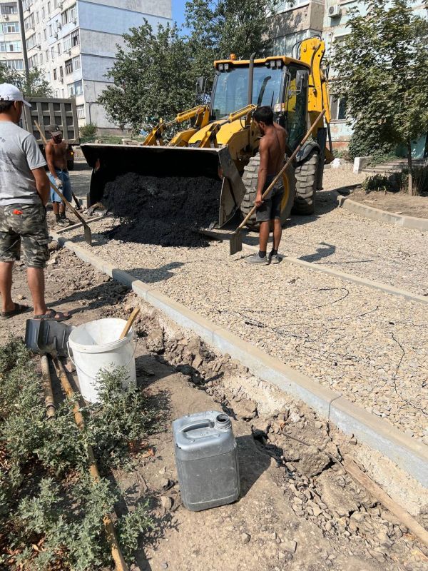 Сергей Козенко: В городе Краснодоне в квартале Советский продолжается ремонт внутриквартальной дороги