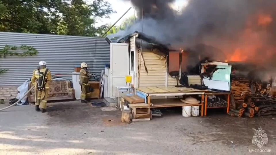 Спасатели МЧС России ликвидировали пожар на недействующей базе в Луганске