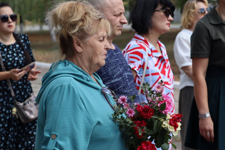 Митинг-реквием, приуроченный к 11-й годовщине со дня первого обстрела города киевскими боевиками, состоялся в Ирмино, сообщила пресс-служба администрации Стахановского городского округа
