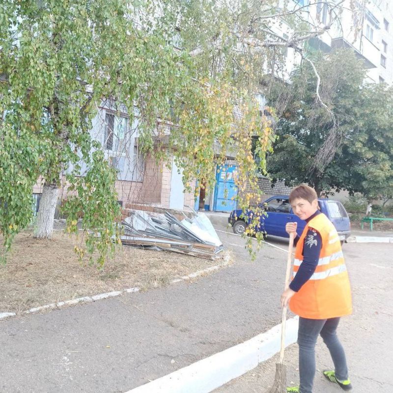 Лутугинский филиал НКО ЕУК продолжает работы по поддержанию чистоты и порядка на придомовой территориях