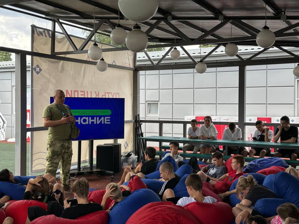 В рамках проекта «Служу Отечеству» ветеран боевых действий, социальный координатор филиала Государственного фонда «Защитники Отечества» по Луганской Народной Республике, лектор Всероссийского общества «Знание» Валерий...