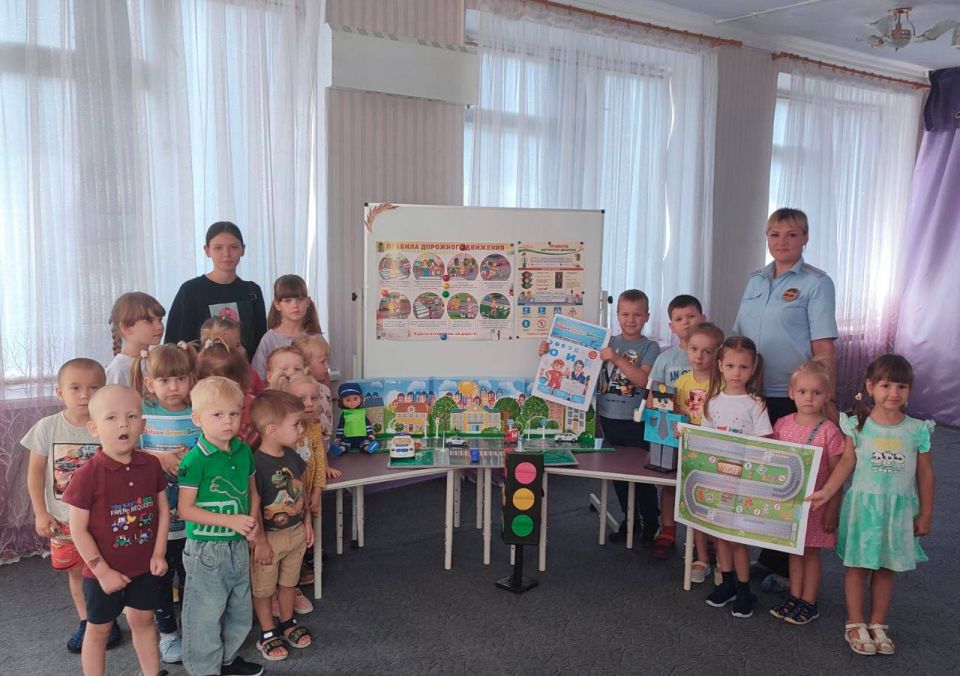 Сотрудники ОГИБДД ОМВД России «Антрацитовский» провели урок по безопасности дорожного движения для малышей