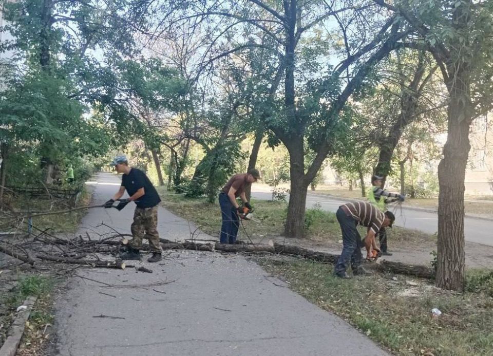 Коммунальные службы проводят работы на территории города