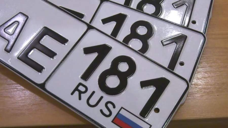 До 1 января 2026 года нужно перевести авто на российский учёт и заменить права на российские, напомнили в ГИБДД