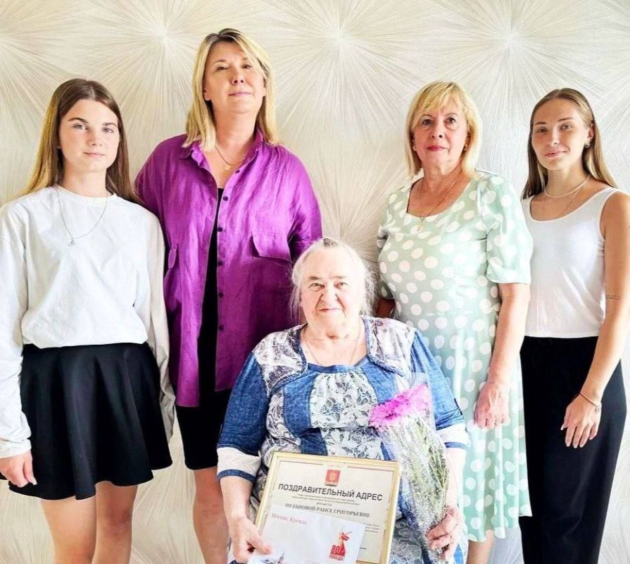 В Алчевске поздравили с 90-летним юбилеем ветерана Великой Отечественной войны, труженицу тыла Раису Григорьевну Пузанову
