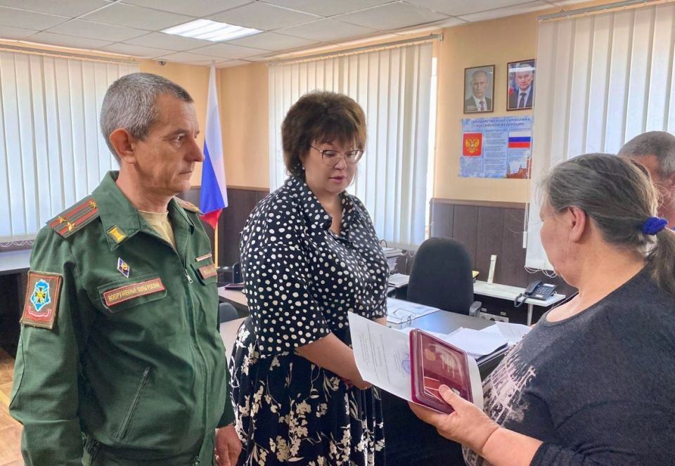 Марина Филиппова: Сегодня совместно с военным комиссаром Новоайдарского района Вячеславом Мадановым вручили награды (посмертно) родственникам военнослужащих, отдавших свои жизни за нашу Родину