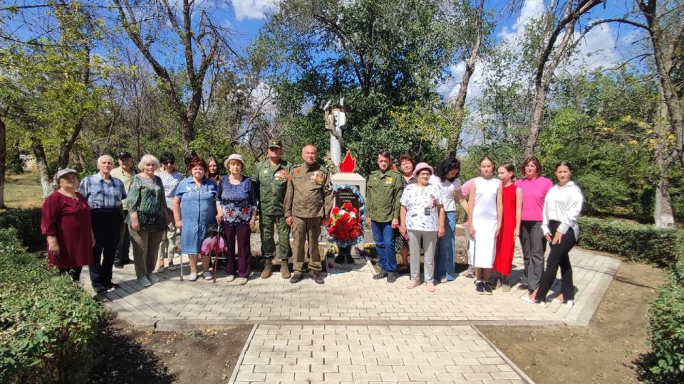 14 августа в городском парке Молодогвардейска состоялась торжественная церемония возложения цветов, посвященная памяти погибших ополченцев и мирных жителей, пострадавших во время украинской военной агрессии в 2014 году