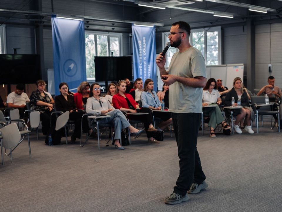 31111116. С 5 по 8 августа 2025 года в городе Бердянск прошла межрегиональная образовательная программа «Молодые парламентарии поколения Z». Место встречи, где идеи обретают форму, а инициативы — поддержку