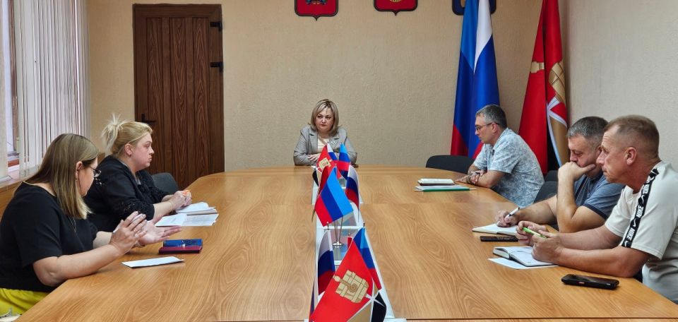 Светлана Гребенькова: Чтобы город стал чище. Сегодня с коллегами, отвечающими за обращение с твердыми коммунальными отходами, провела совещание, чтобы выработать усиленные меры по уборке территории города