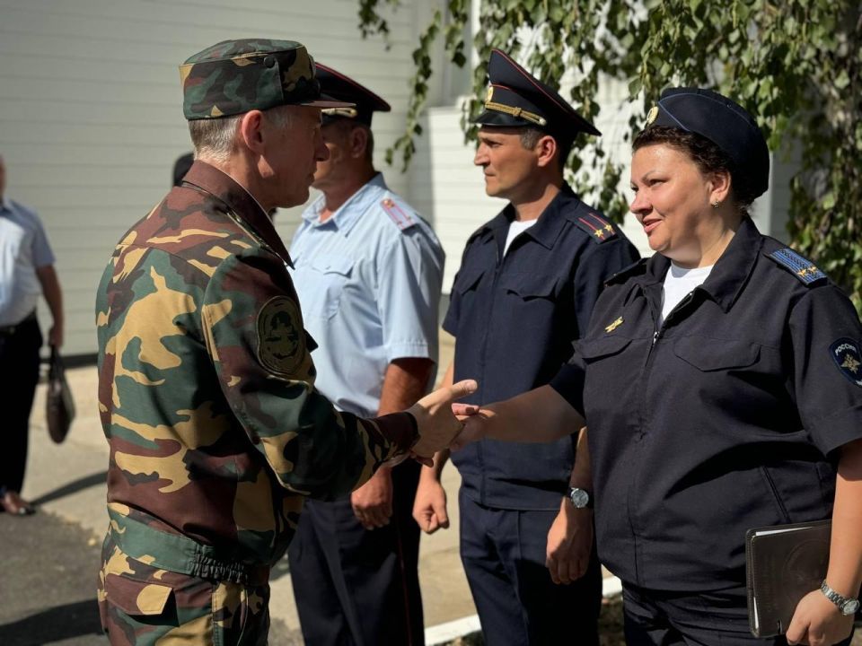 Пасечник с первым заместителем МВД РФ Александром Горовым посетили отделы МВД ЛНР