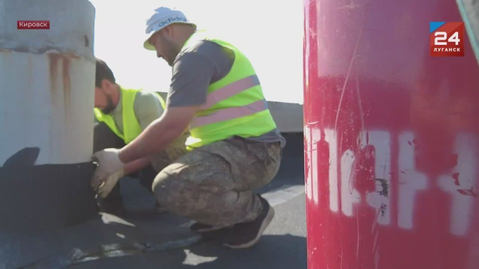 Регион-шеф Иркутская область ремонтирует кровли многоквартирных жилых домов в Кировске