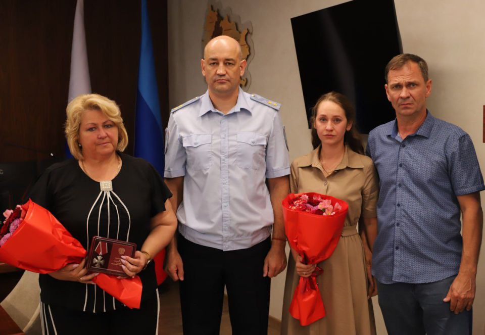 Алексей Кампф вручил орден Мужества матери погибшего в Сватово полицейского