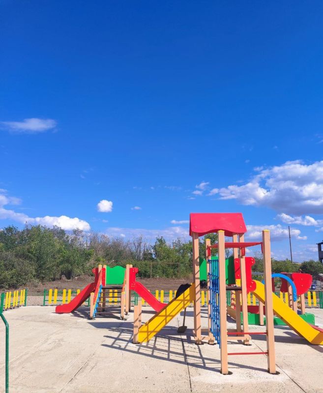 Евгений Бондарь: В селе Волнухино, на детской площадке «Солнышко», началась установка малых архитектурных форм и ограждений