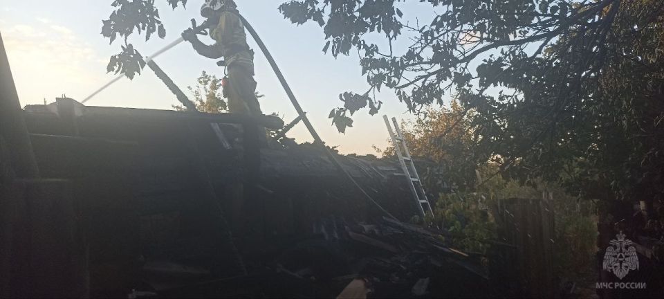 Спасатели МЧС России предотвратили распространение пожара на жилой дом в Лутугинском районе