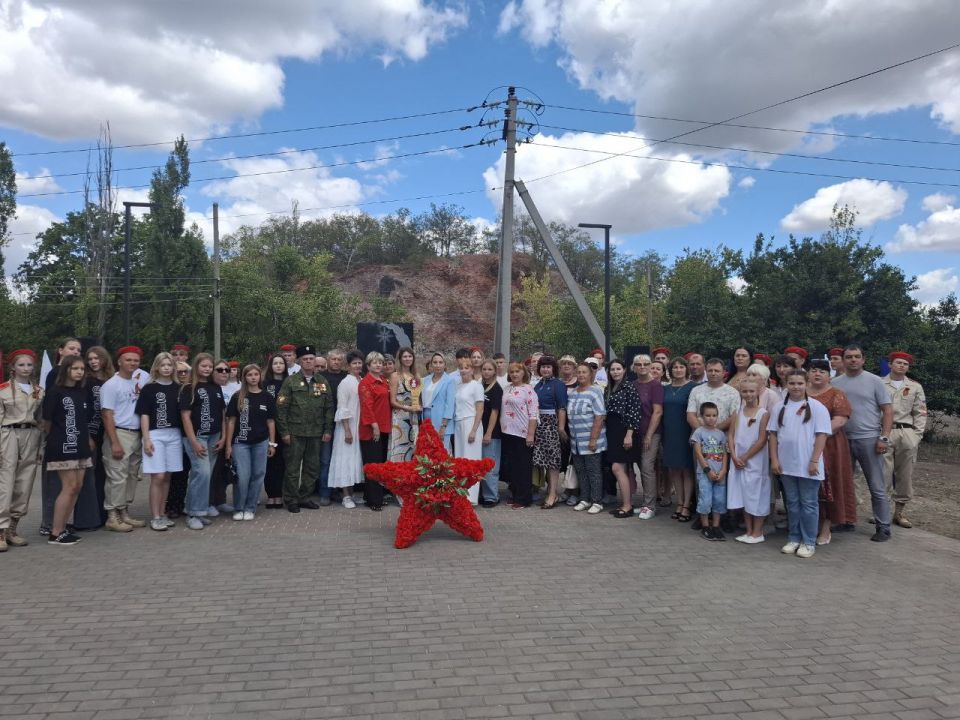 В Перевальске состоялся прием межрегиональной патриотической акции «Венок Славы», ставшей объединяющим событием в Год Защитника Отечества для регионов Содружества «Донбасс», включающего Воронежскую и Ростовскую области, ЛНР...