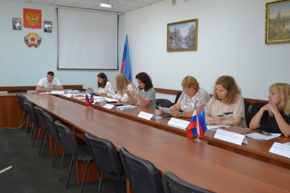 Сегодня заместитель Главы Старобельского муниципального округа Арабаджи Максим Борисович провел заседание комиссии по делам несовершеннолетних и защите их прав