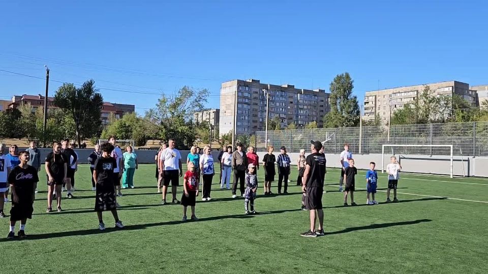 Светлана Гребенькова: Начинаем день активно. Перед началом рабочего дня с алчевцами всех возрастов – от младших школьников до ветеранов труда, с коллегами из Администрации провели общегородскую зарядку на ФОКОТе