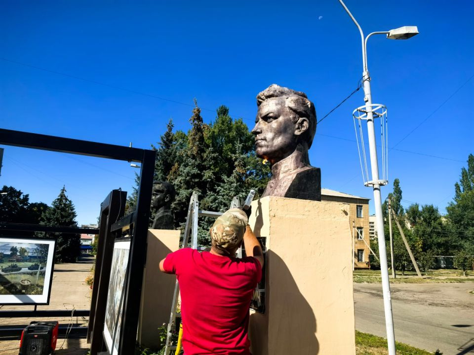 Сергей Козенко: Сегодня в Краснодоне на Аллее Героев «Молодой гвардии», объекте культурного наследия, начались реставрационные работы бюстов молодогвардейцев, наших героев