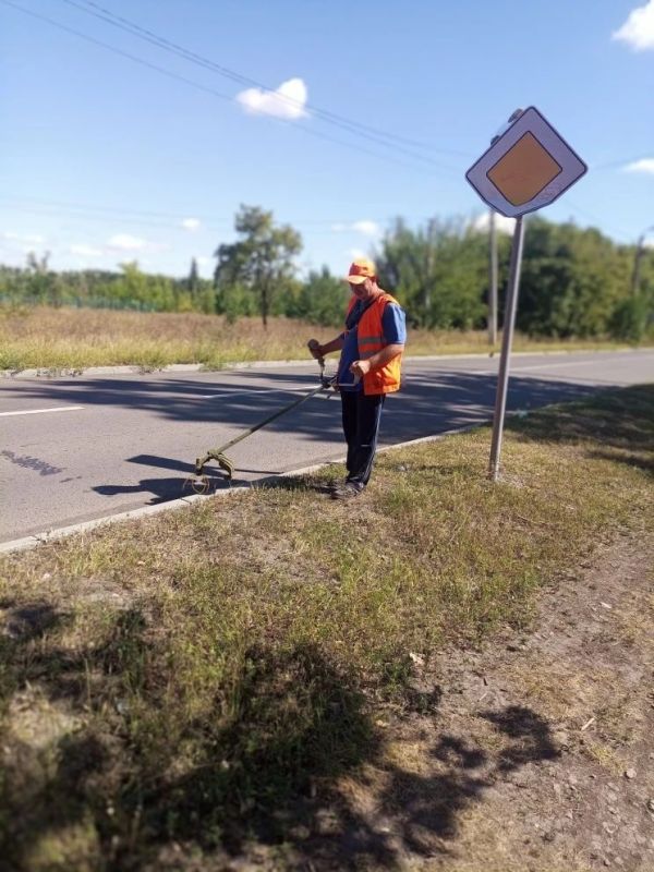 Сергей Козенко: В Краснодоне продолжается покос травы: на этой неделе работы выполнены в районе улицы Радика Юркина, параллельно покос проводится и в Суходольске