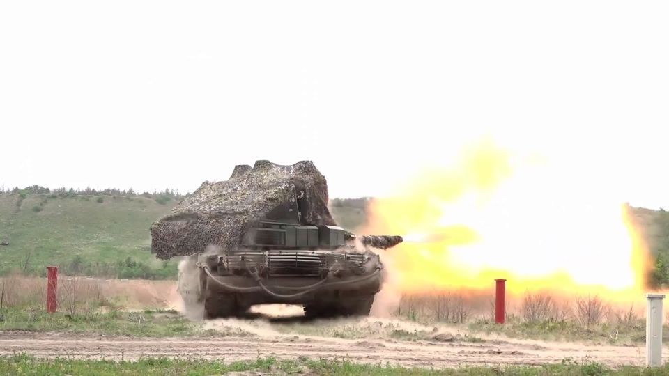 Танкисты Т-80БВМ отточили навыки ведения огня и тактической медицины