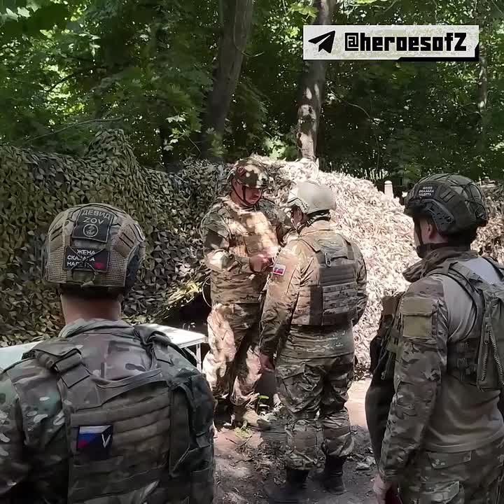 «Враг здесь очень сильно огрызается. Но, несмотря на это, все равно продолжаем его давить», — говорит «Мороз» — один из военнослужащих 40-й отдельной гвардейской бригады морской пехоты, старший оператор батареи