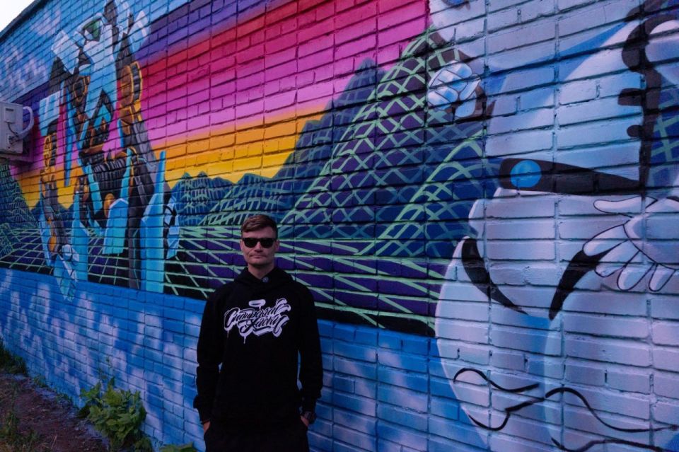 Обнинский художник приехал в Первомайск рисовать мурал с Жуковым