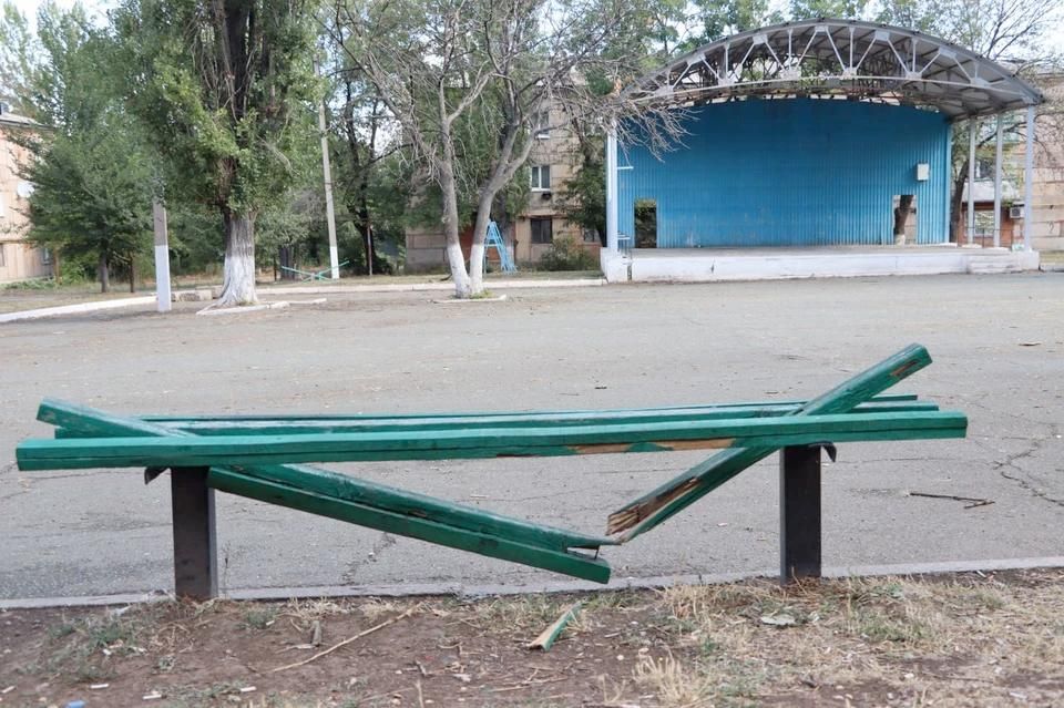 В Ирмино вандалы разнесли все лавочки на агитационной площадке