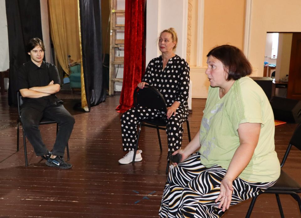 Юлия Зыкова проводит мастер-классы с театральным коллективом Ирмино